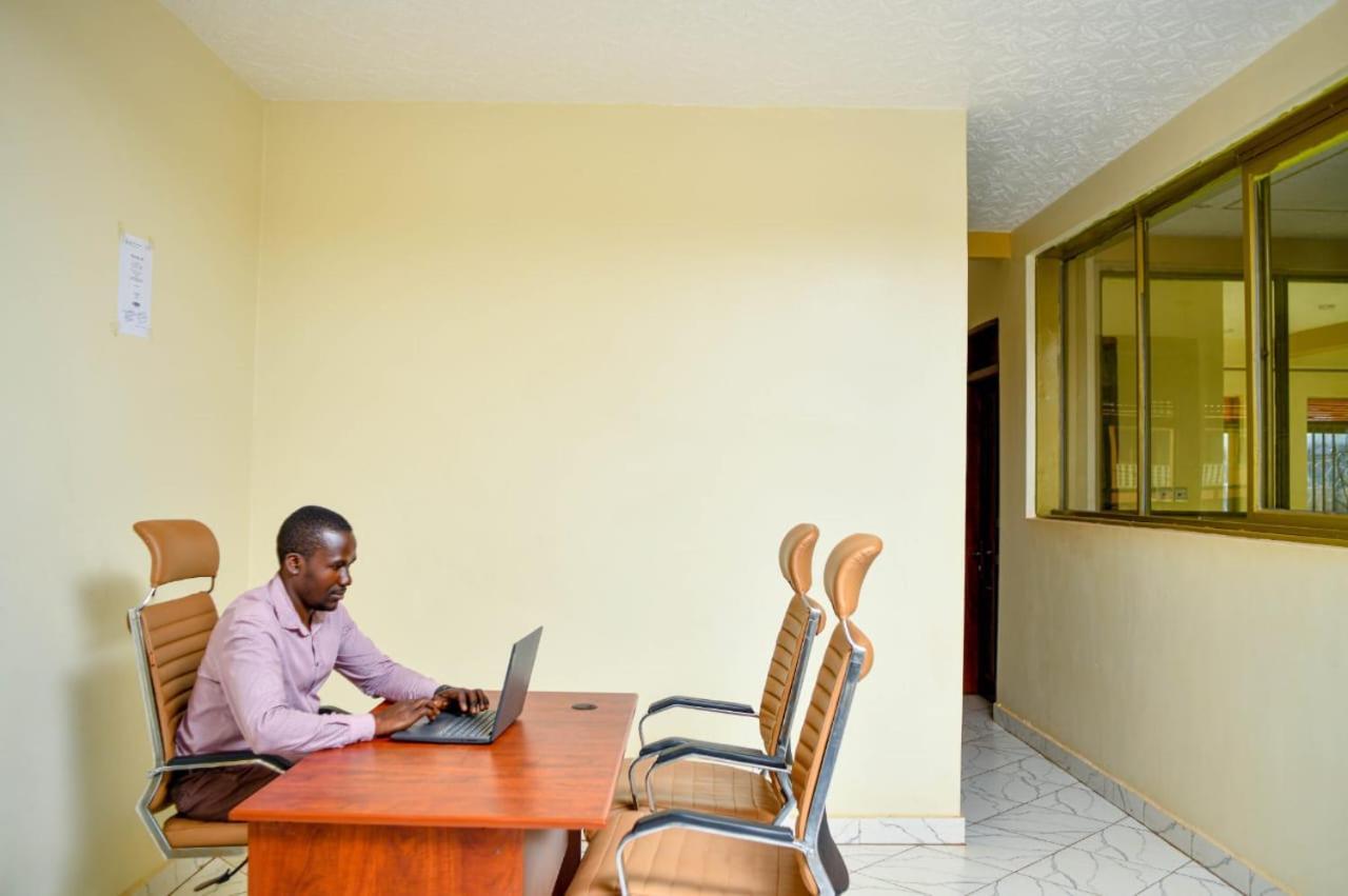 Peace Of Mind Suites Entebbe Eksteriør bilde