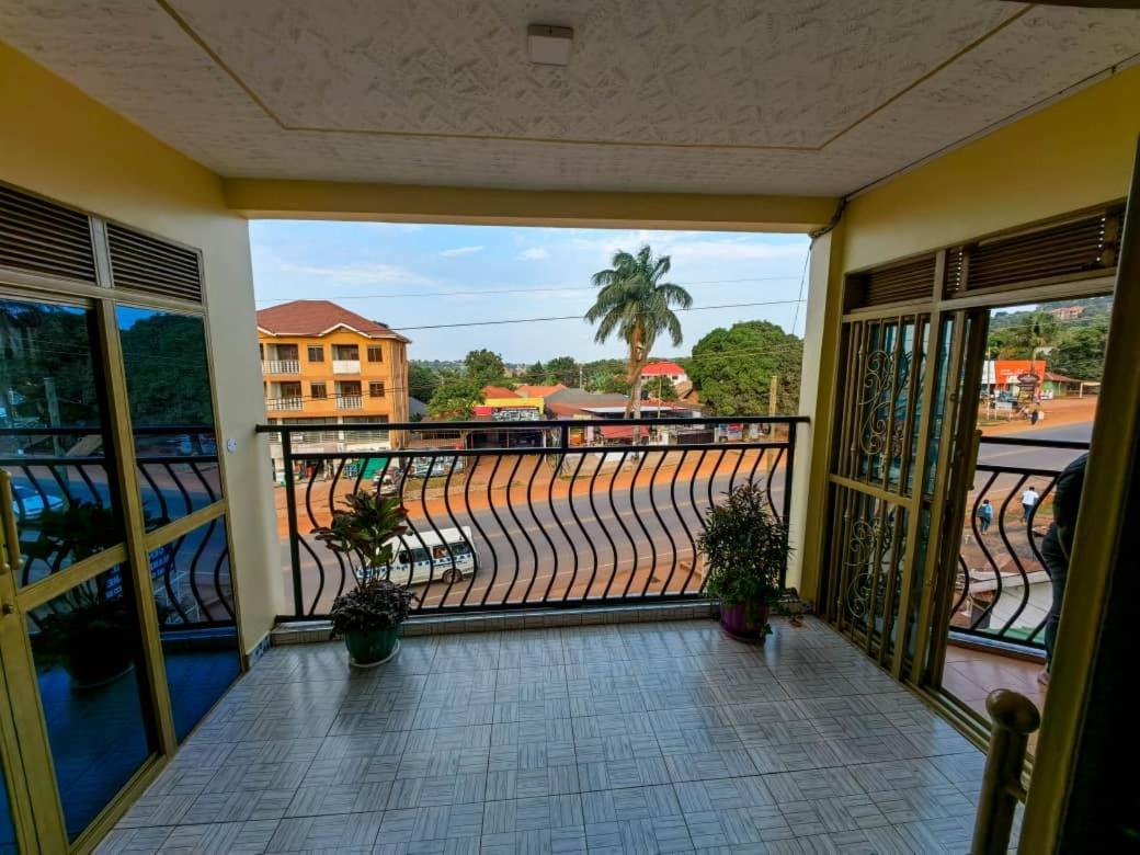 Peace Of Mind Suites Entebbe Eksteriør bilde
